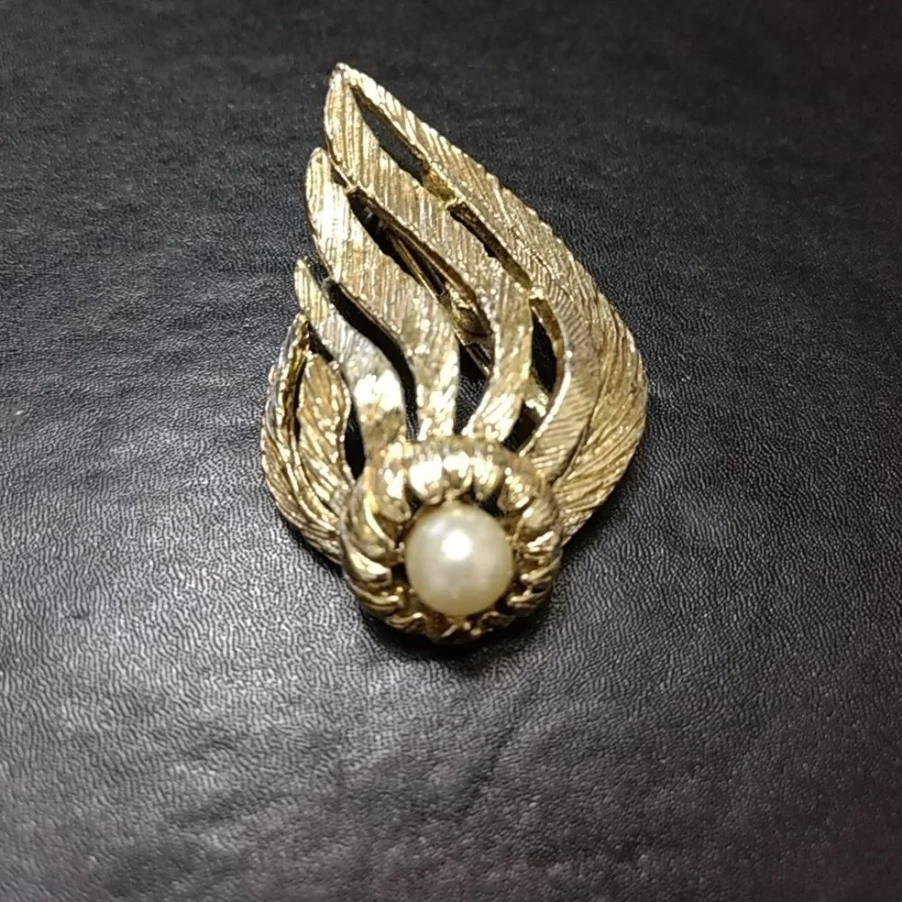 Gold tone brooch with faux pearl